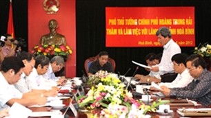 Phó Thủ tướng Hoàng  Trung Hải làm việc với lãnh đạo chủ chốt tỉnh Hòa Bình - ảnh 1